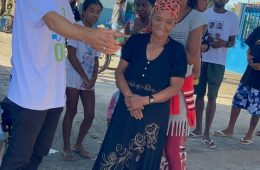 Projeto Muito com Pouco entrega 100 cestas básicas a famílias do bairro Castelinho, em Teixeira de Freitas